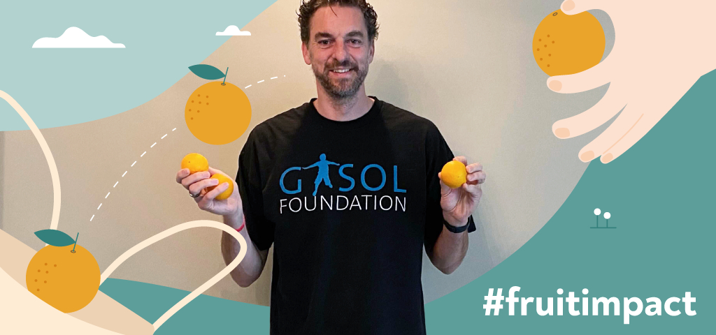 Pau Gasol with oranges in his hands